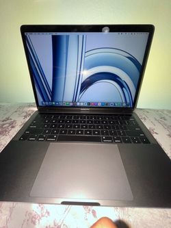 Apple MacBook Pro w/ TouchBar (Space Gray)
