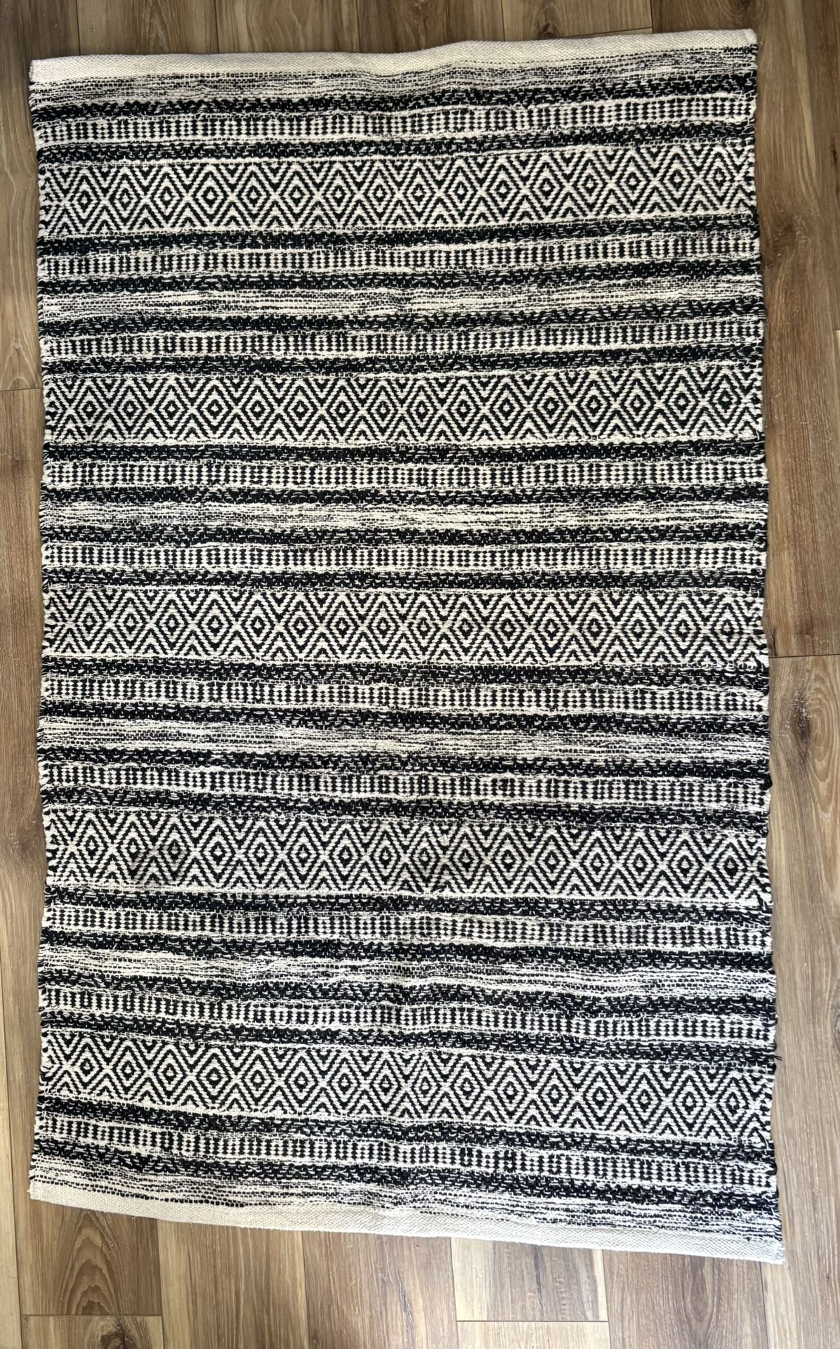 Black & Cream Geometric Tribal Print Rug 3x5