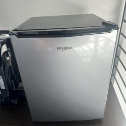 Whirlpool Mini Fridge – Clean & Works Great