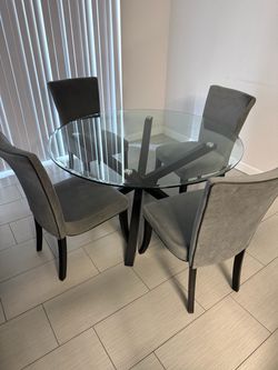 Rooms To Go 5-Piece Glass Dining Set with Gray Chairs
