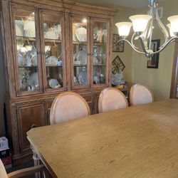 Broyhill Dining Room Set > Table & Hutch Cabinet 