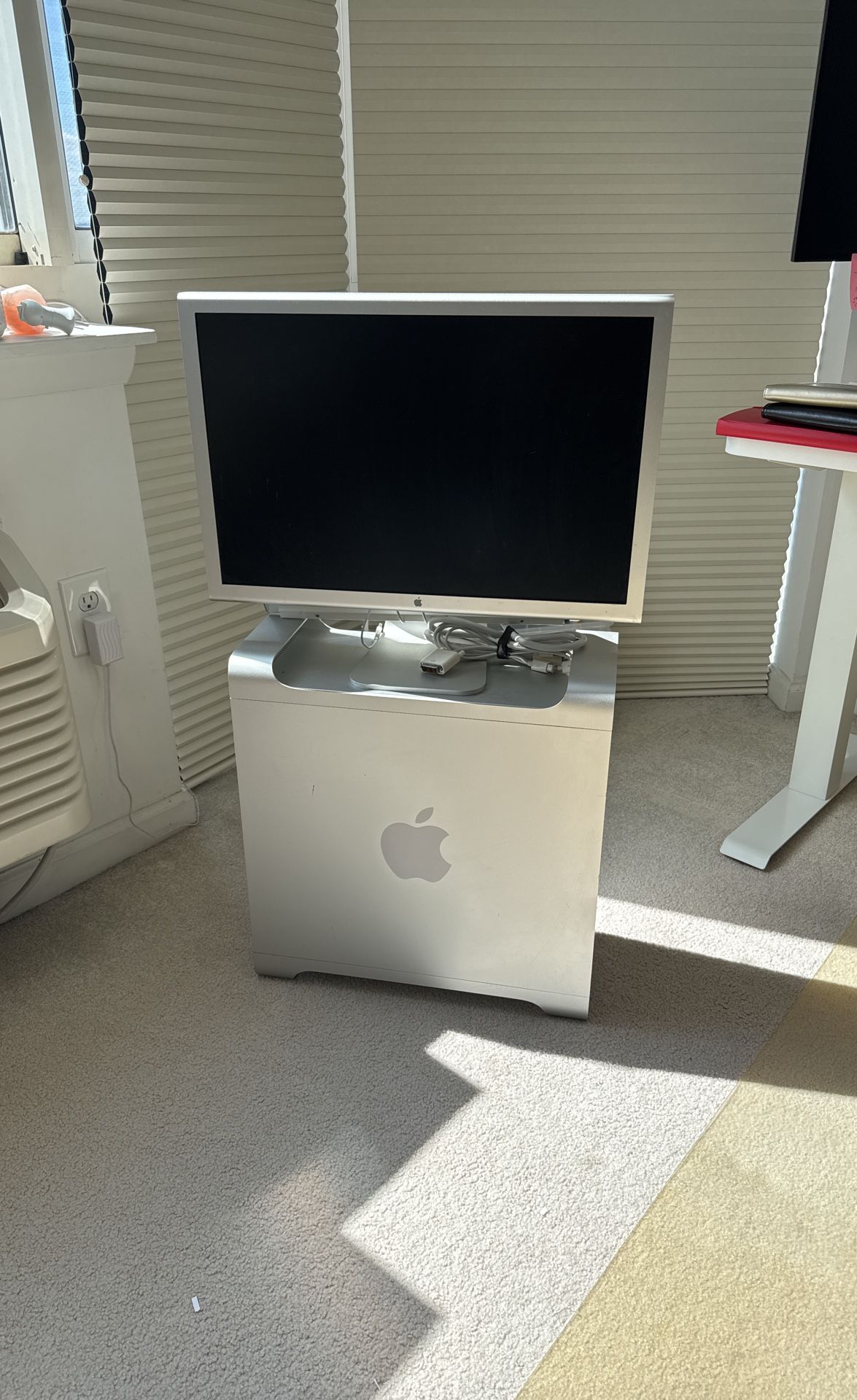 Mac Pro Tower & Monitor Set