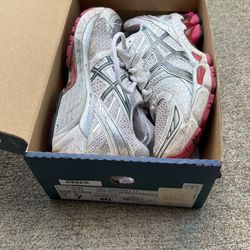 Women’s Size 7 Tennis Shoes 