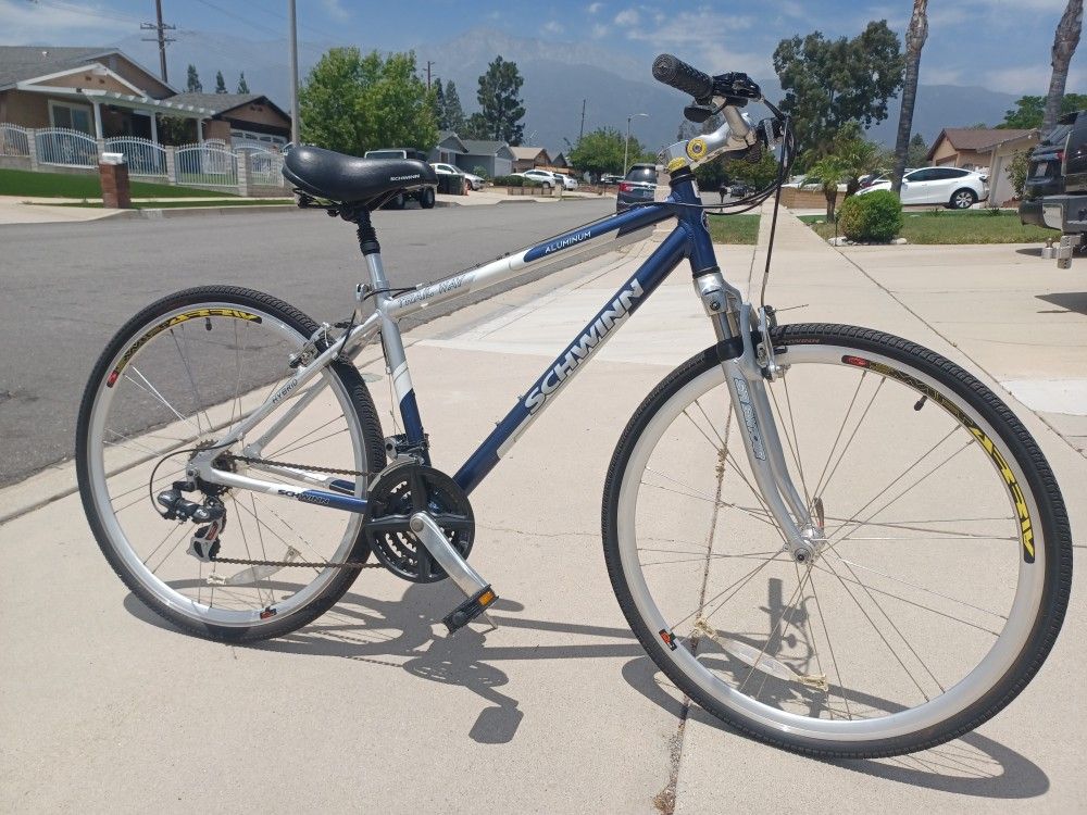 Schwinn Trailway Hybrid Bike