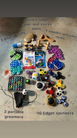 lot of about 30 fidget desk toys
