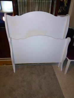 BEAUTIFUL ALL WHITE TWIN BED
