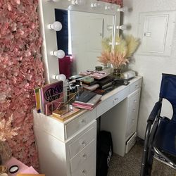 Vanity Table With Lights