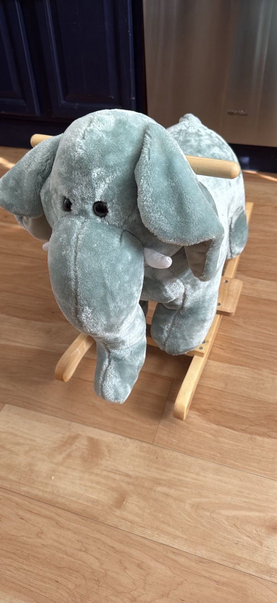 Rocking Elephant / Elefante Que Se Mese 