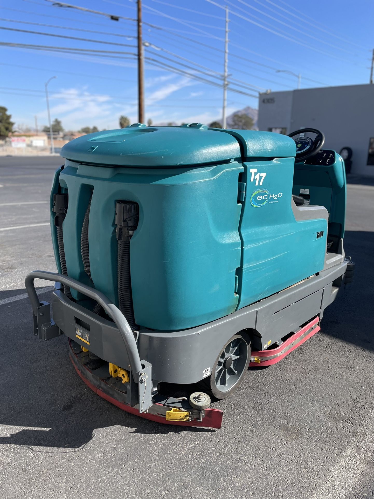 Tennant T17 Floor Scrubber