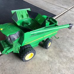 John Deere S670 Combine 1:16 Big Farm Toy ERTL Engine Sound & Lights Missing Heads Excellent Condition