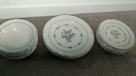 Holiday Cordella 4 Dinner Plates, 8 Side Plates & 8 Bowls