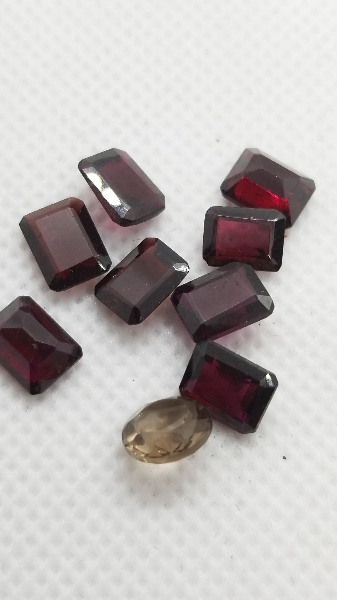 8 Natural garnets! 1 Champaign quartz! 9 pieces! 18 cts!