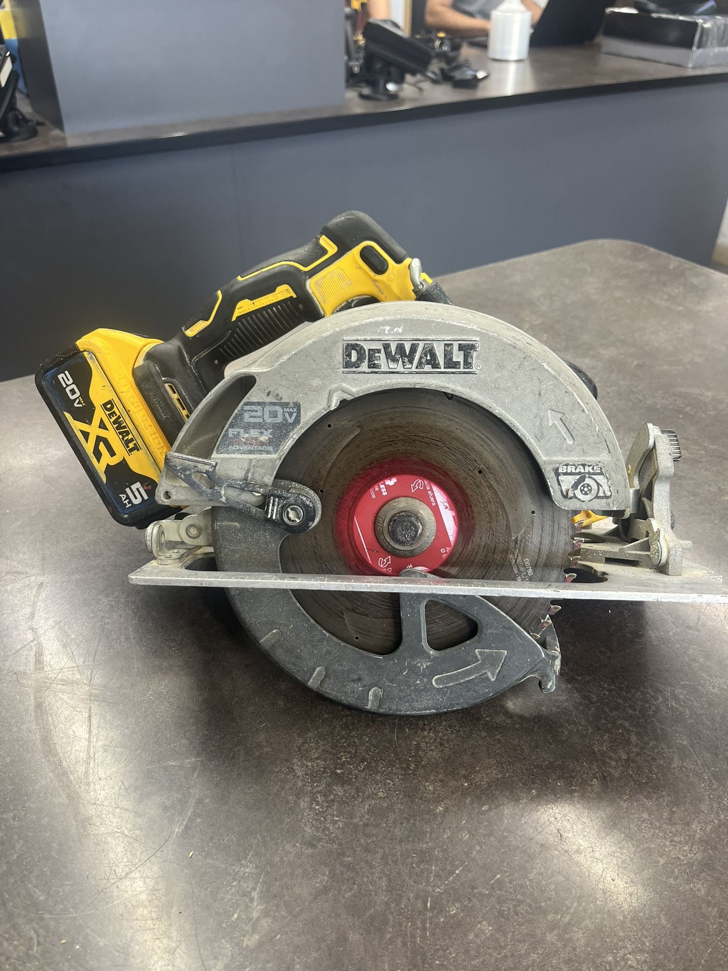 Dewalt DCS573 7 1/4 Inch Cordless Circular Saw W 5.0 Battery