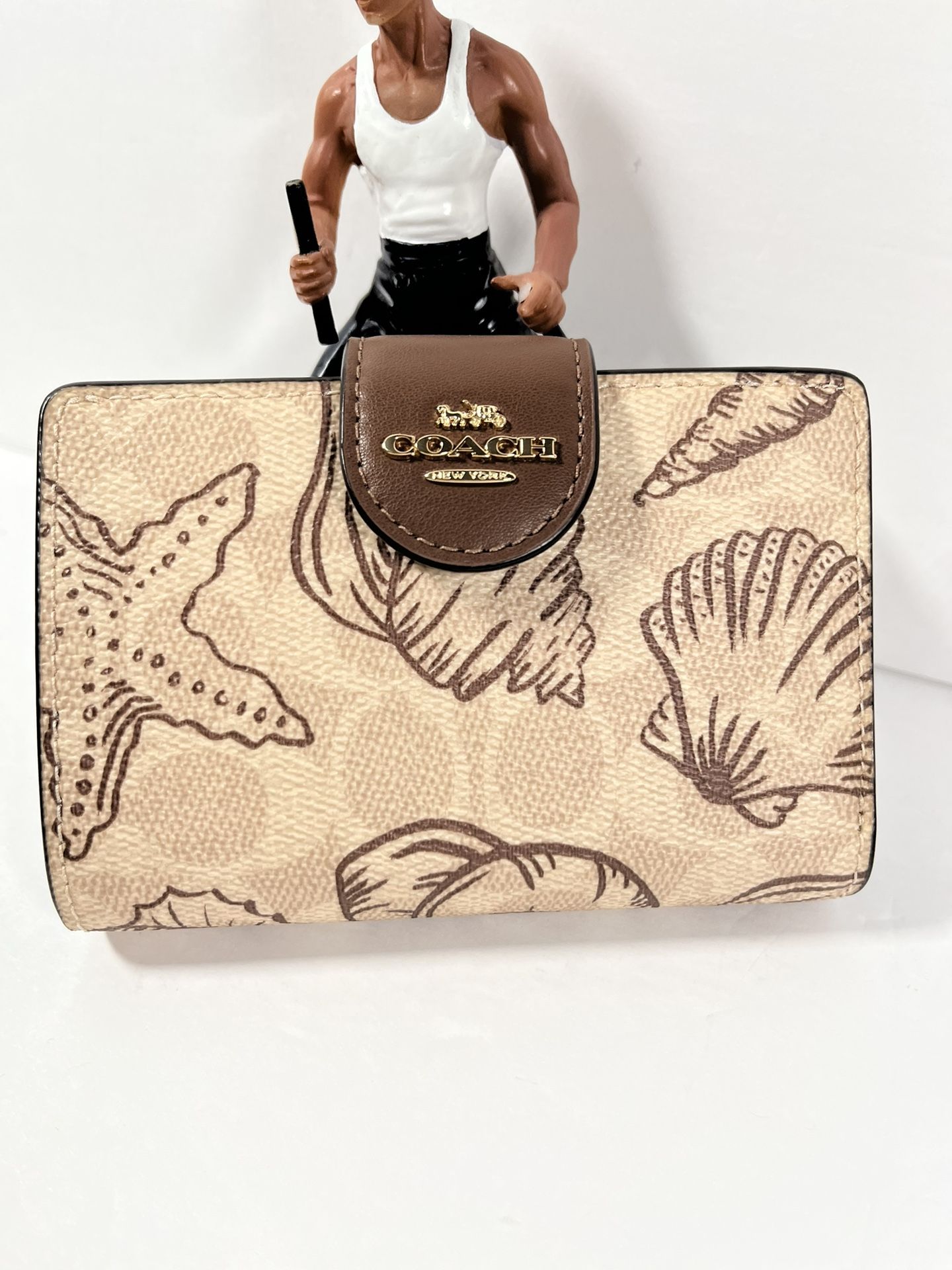 New Coach Medium Corner Zip Wallet In Signature Canvas Shell Print In Sand CBO36