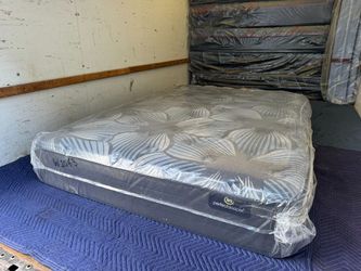 Serta perfectsleeper Queen Mattress - LIKE NEW! Delivery Available