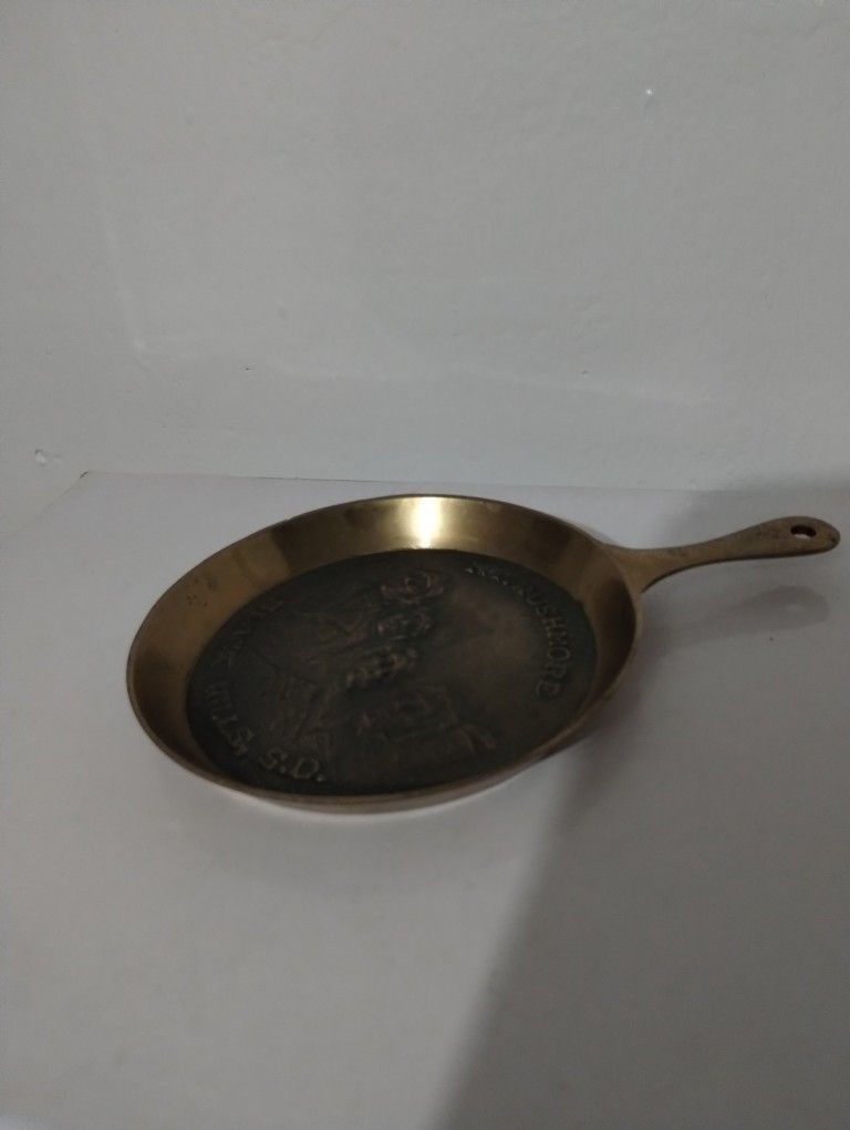 MT RUSHMORE BLACK HILLS,S.D.BRASS WALL DECOR 6.5" - M100
