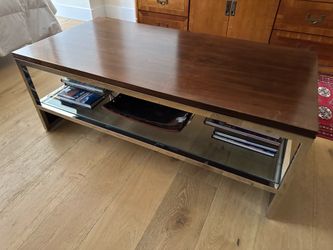 Elegant coffee table, with bottom glass and solid wood.