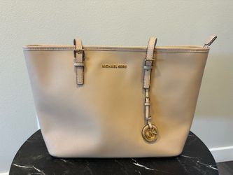 Beautiful Michael Kors w/ gold hardware