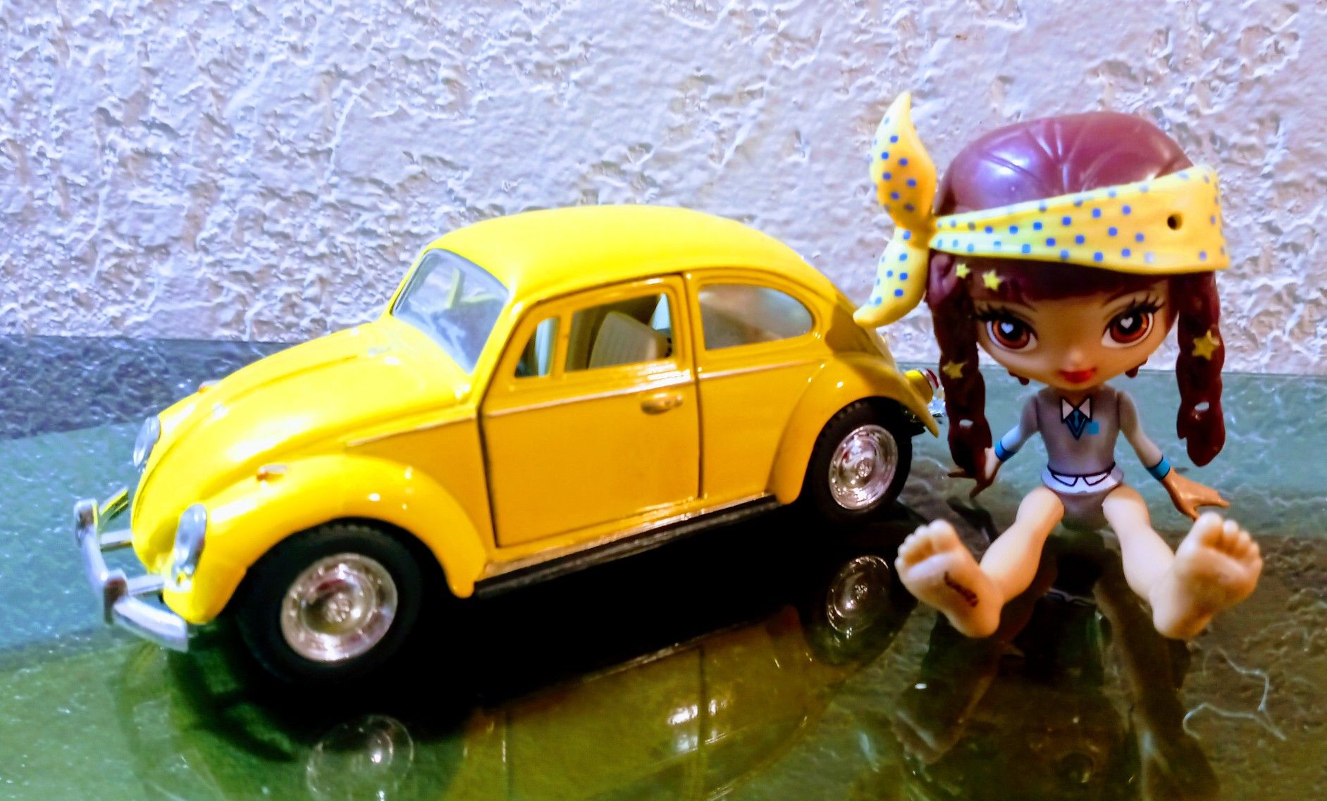 Kinsmart 1967 Volkswagen Bug + figurine