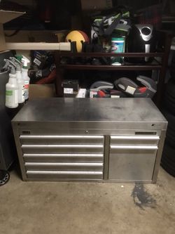 Hammerhead outlet tool box