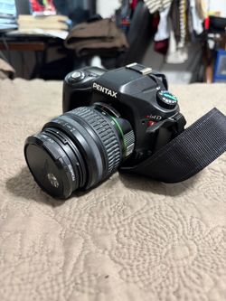 Pentax *ist D DSLR Digital Camera with Lens & Strap