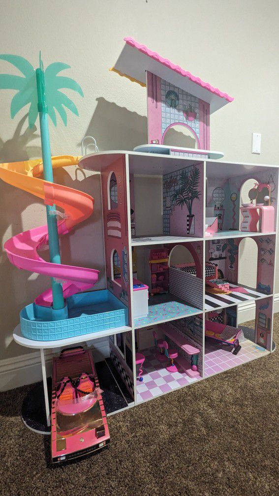 Barely Used LOL Doll House And Accessories 