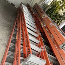 Escalera de 16 pies de fibra de vidrio doble su vida casi nueva