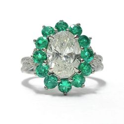 💎 Oval Diamond & Emerald Halo Ring – 18K White Gold – Size 6