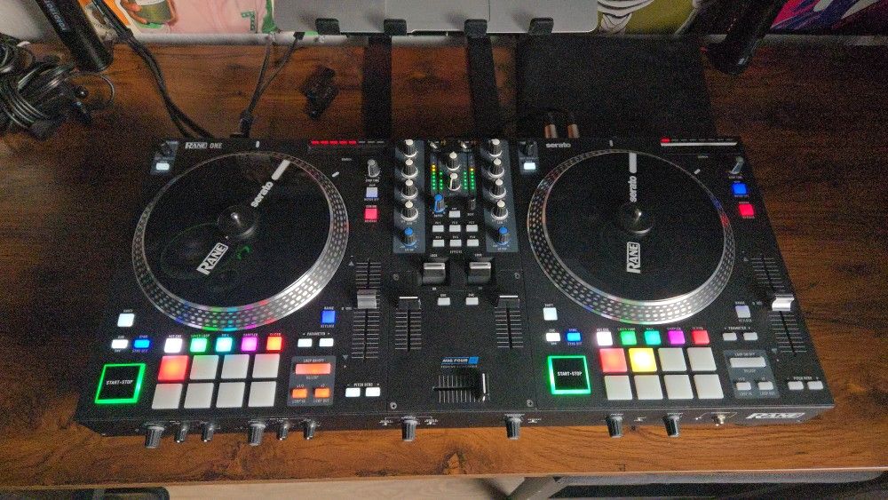 Rane One Serato Controller Mackie CR4