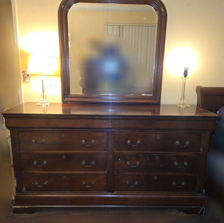 Dresser With Mirror