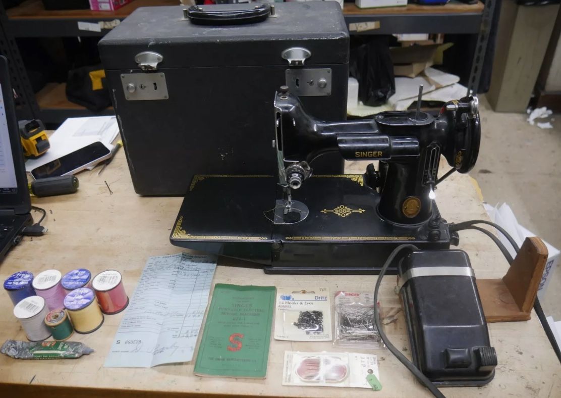 SINGER Portable Electric 221-1 Series Sewing Machine Complete- Runs used.  everything seems to be working fine, i don't know how to saw, but it does r