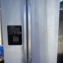   Amana Refrigerator 2-Door $400 Ice  and water dispenser working 3-month warranty