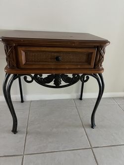 2 Side Bedroom Tables With A Drawer