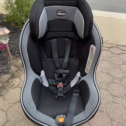 Chicco NextFit Zip Convertible Car Seat in Gray