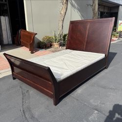 Bassett furniture Queen Size Wooden Bed Frame with Box Spring Very Good Condition 