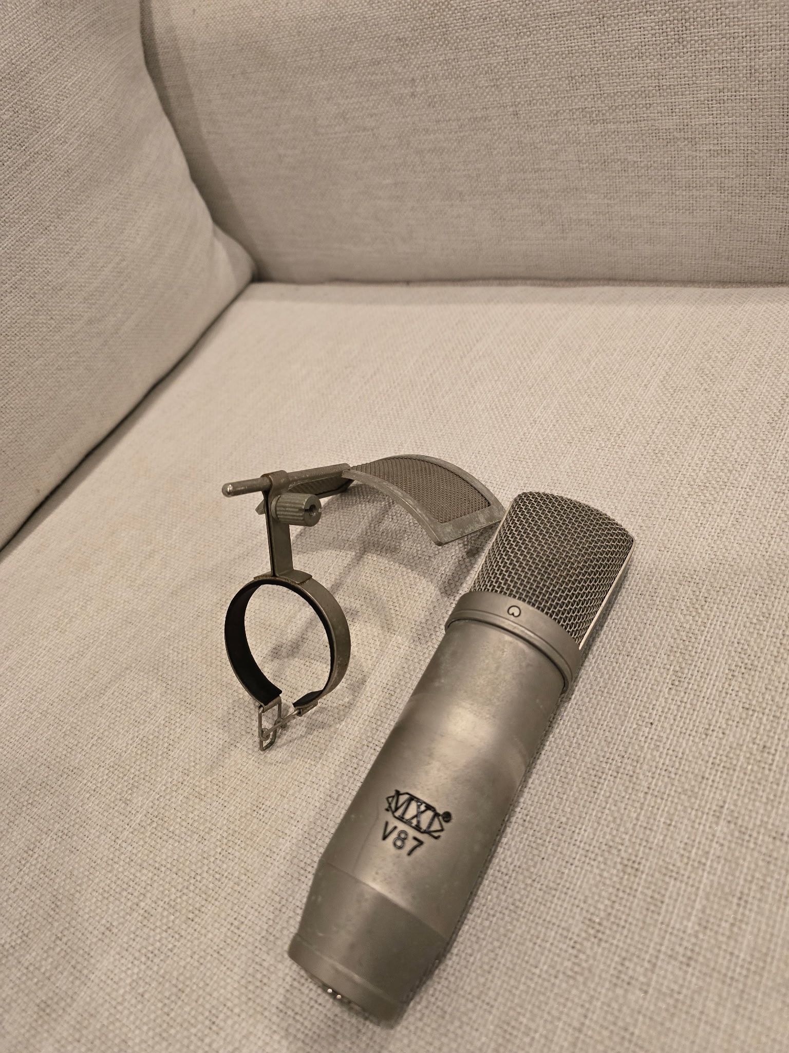 MXL V87 condenser microphone with pop filter 