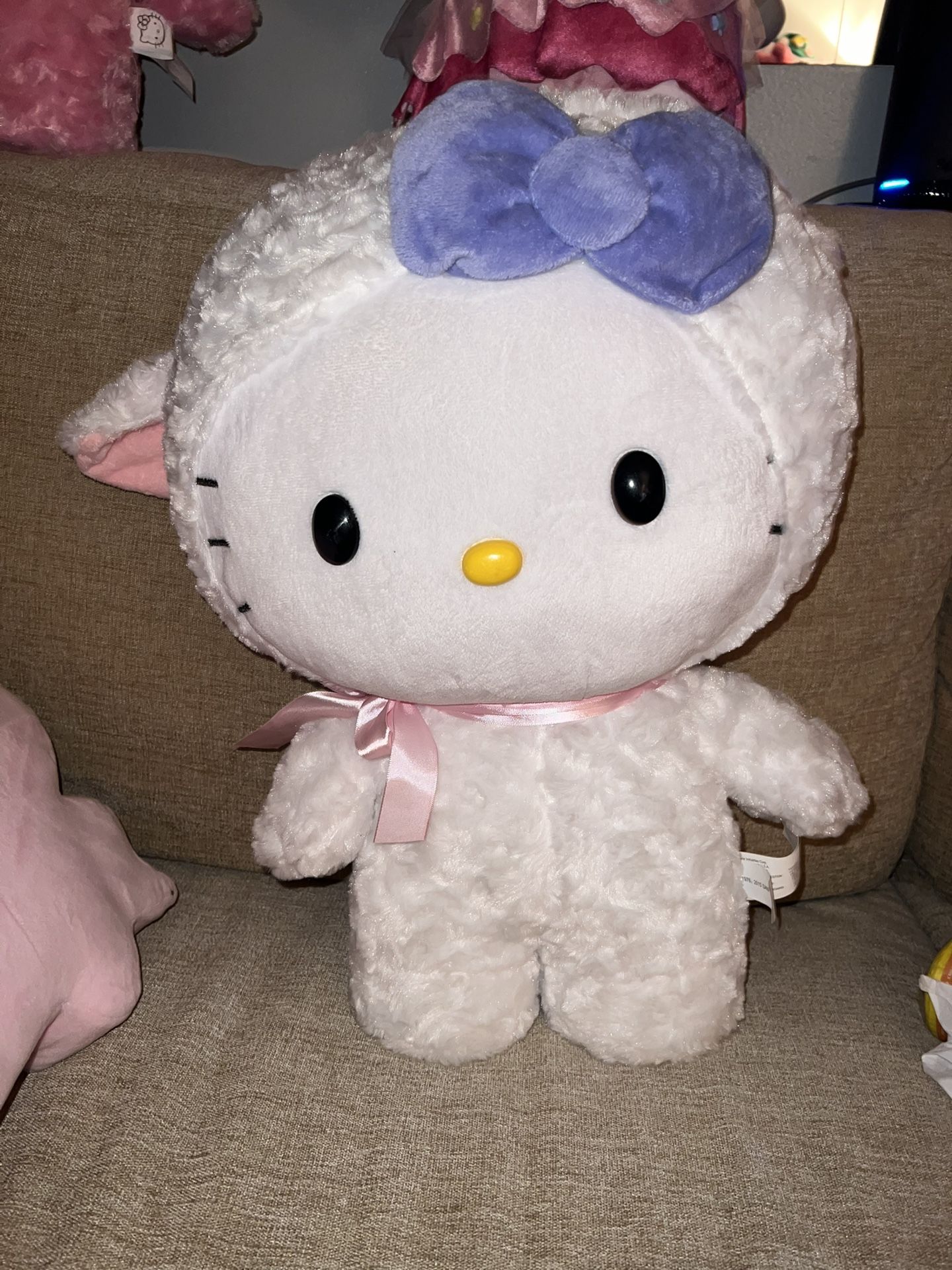 Hello Kitty White Lamb Greeter