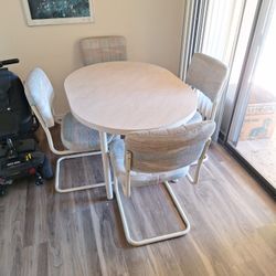 Kitchen Table w 4 Chairs