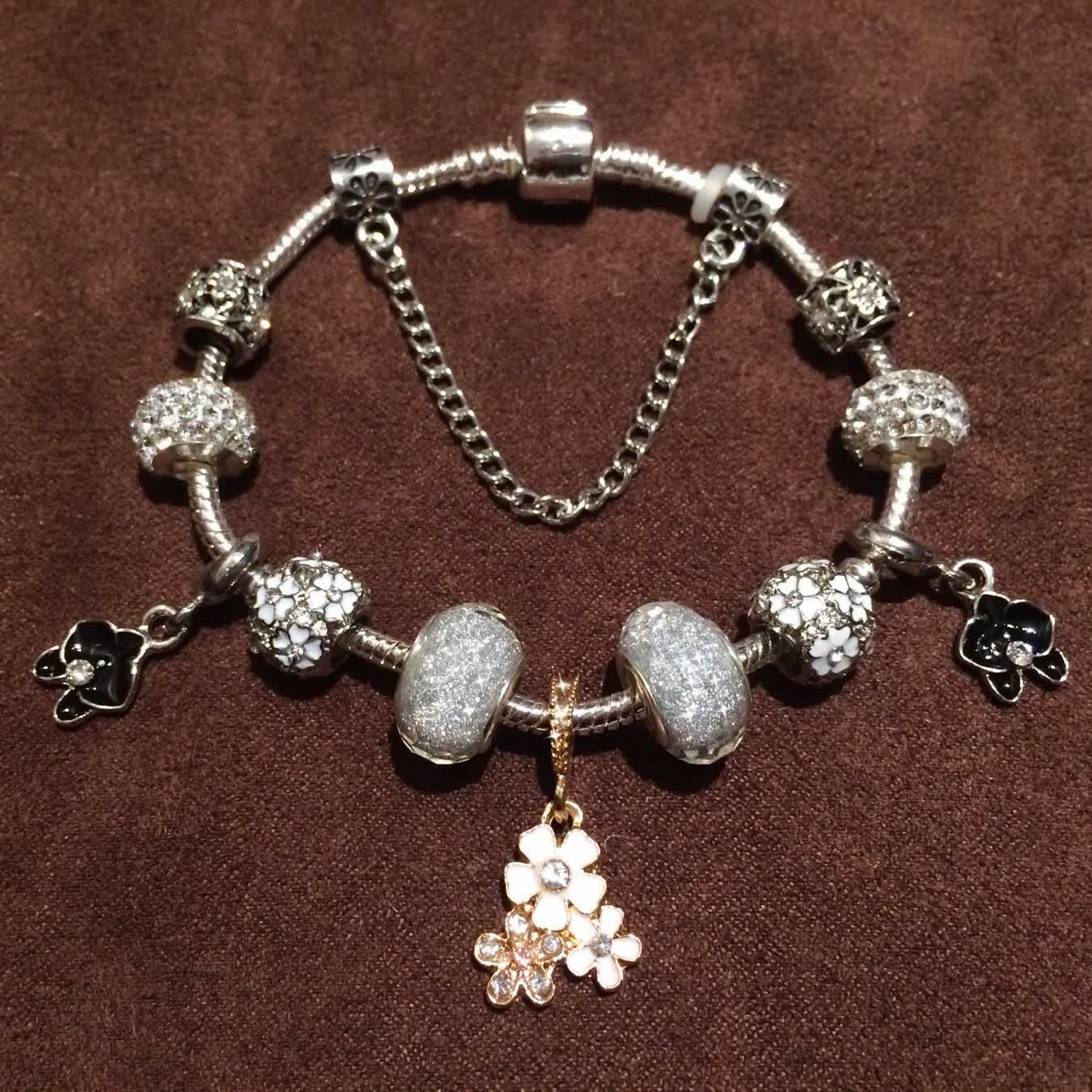 Brand new pendant charm bracelet with red velvet gift bag