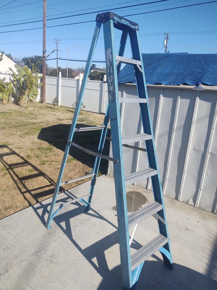 Ladder 6 foot in good condition firm$$ or don't text me