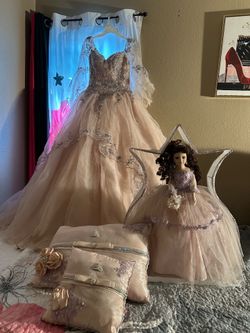 Vestido y muñeca y 2 cojines y ramo artificial