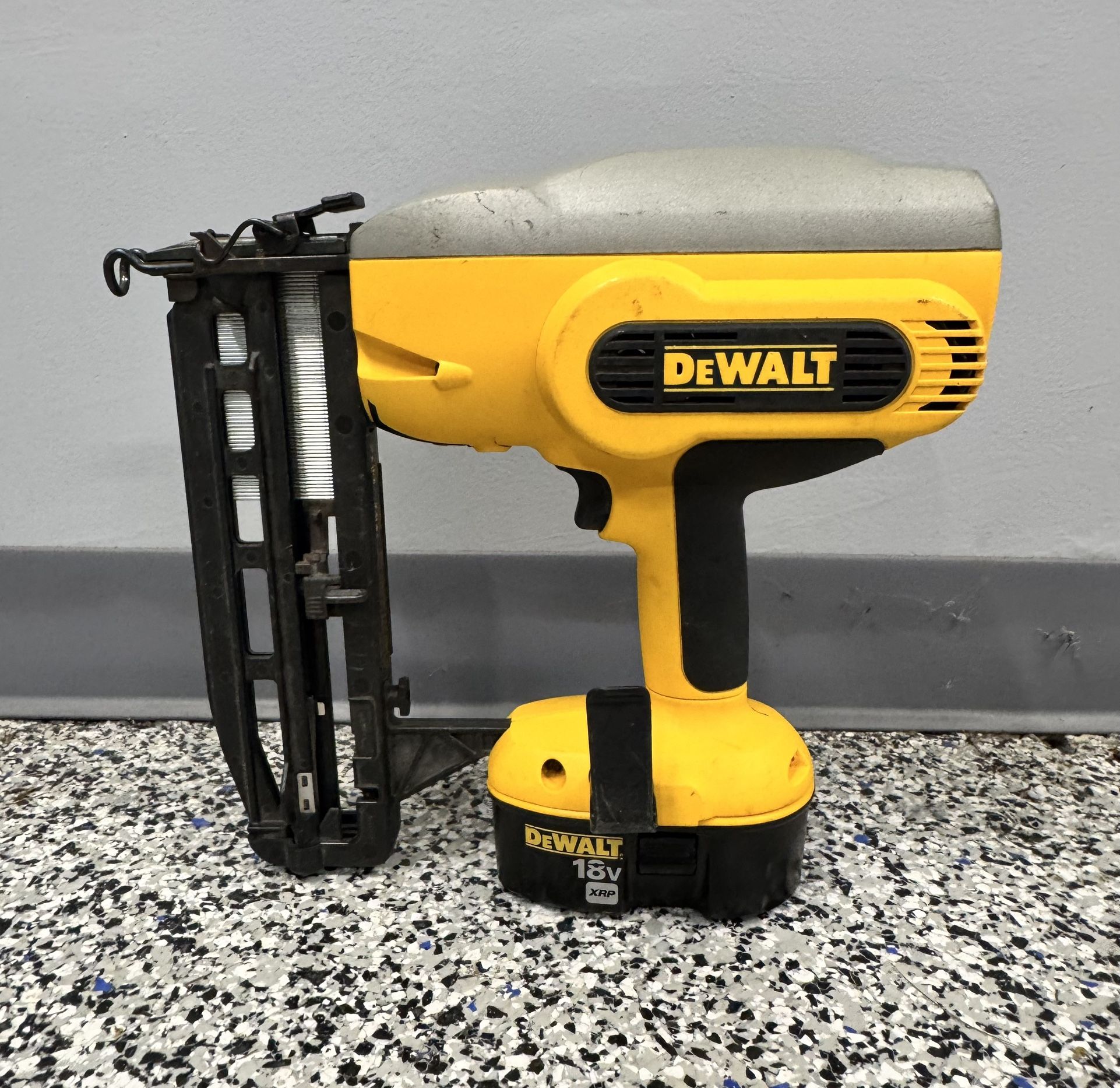 DEWALT DC616 NAIL GUN WITH 18V BATTERY, CHARGER AND BAG!!!
