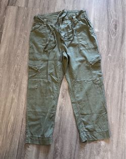 Medium high waisted, cropped, cargo pant