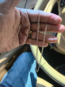 Cadena de plata mide 28 "