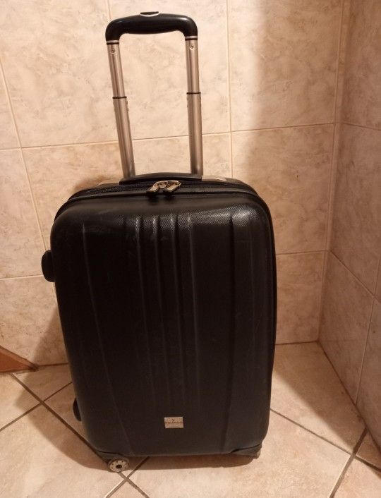 Ricardo Hardshell CarryOn Luggage With Spinner Wheels