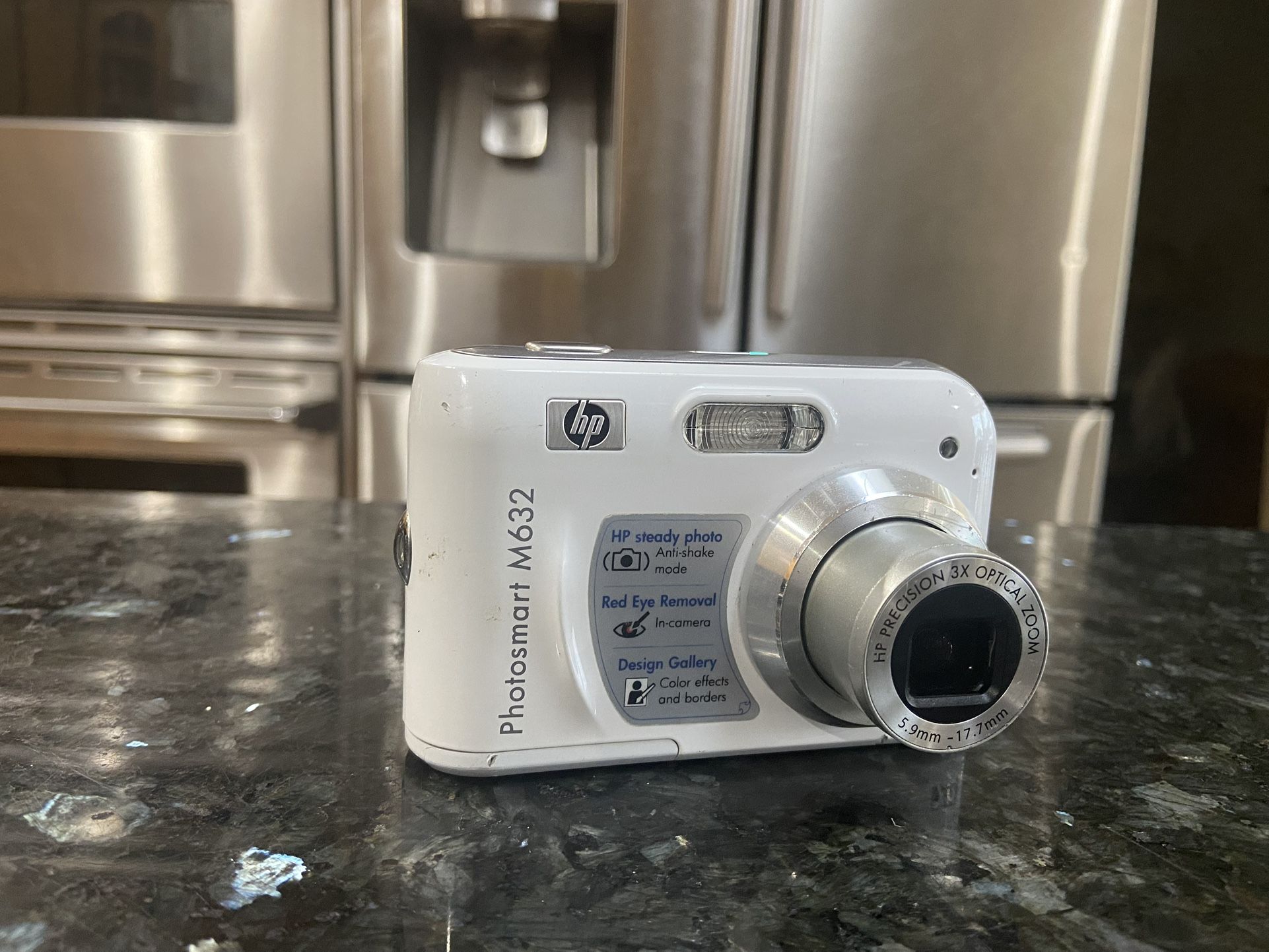 White HP Photosmart M632 digital camera with 7.2 mp sensor, 3x optical zoom work 