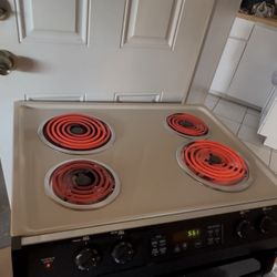 GE Electric Stove In Perfect Condition 