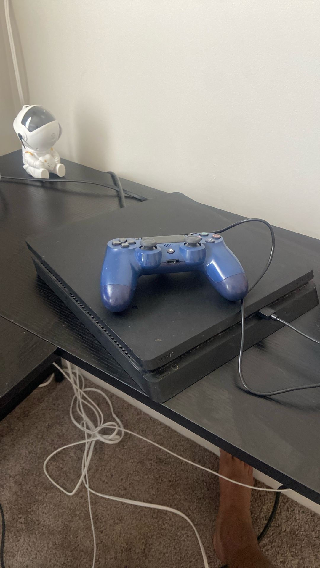 Ps4 slim with controller