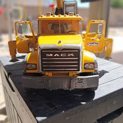 Bruder Mack Granite Liebherr Crane Truck