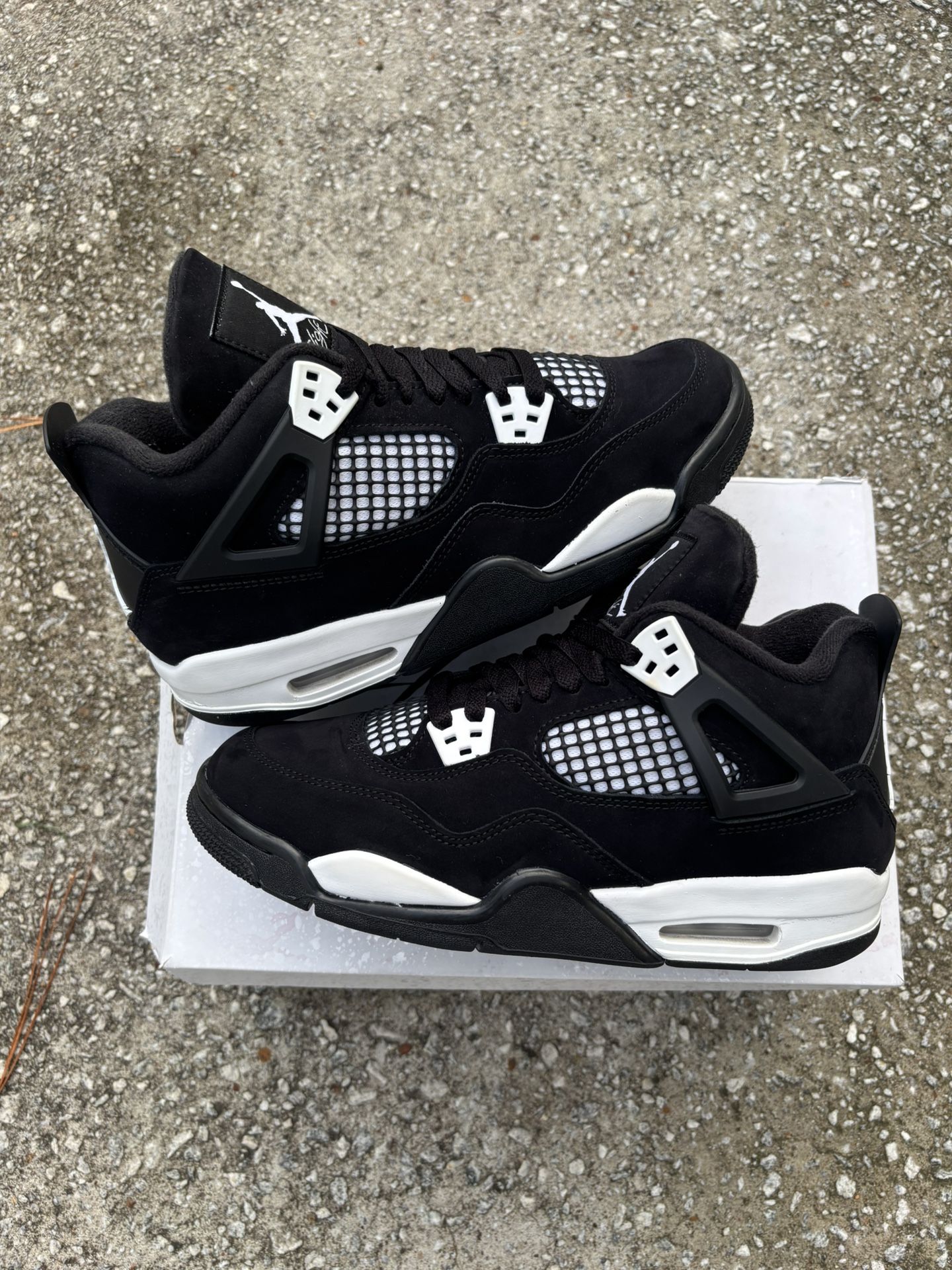 jordan 4 white thunder size 7y